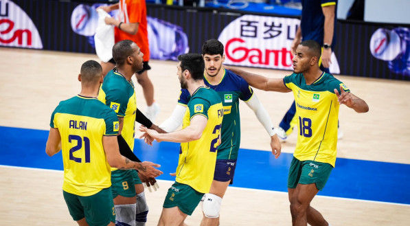 Imagem de jogadores da seleção brasileira masculina comemorando ponto na VNL