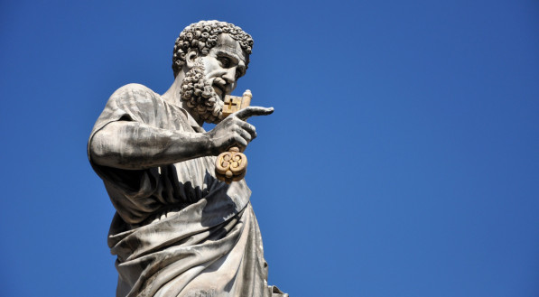 Imagem ilustra São Pedro em escultura do Vaticano