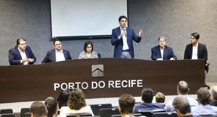 O ministro dos Portos e Aeroportos, Sílvio Costa Filho, no Porto do Recife 