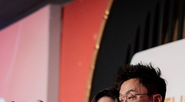 A dermatologista Gleyce Fortaleza, que palestrou em evento internacional da área, junto com o anatomista coreano Hee-Jin Kim