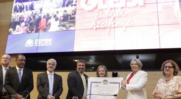 Gleisi Hoffmann recebe Título de Cidadã do Recife

