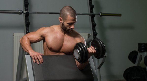 Homem realizando treino de musculação para ganhar hipertrofia