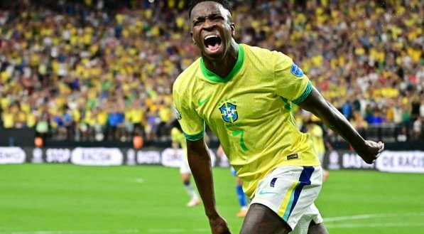 Imagem de Vinícius Júnior com a camisa da seleção brasileira