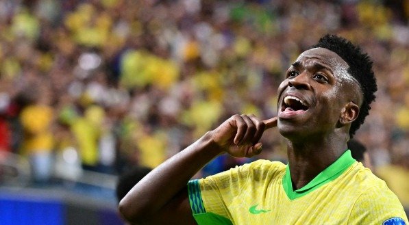 Imagem de Vinícius Júnior com a camisa da seleção brasileira