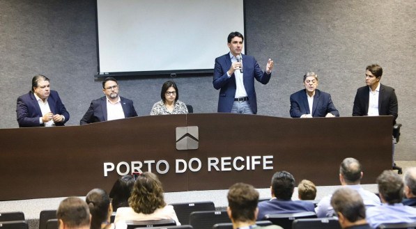 O ministro dos Portos e Aeroportos, Sílvio Costa Filho, no Porto do Recife 
