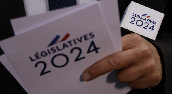 Há 49,5 milhões de eleitores registrados que escolherão os 577 membros da Assembleia Nacional, a influente câmara baixa do parlamento francês