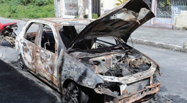 Veículos são incendiados em Vitória de Santo Antão