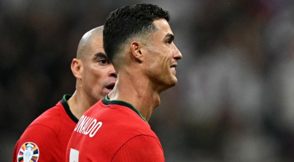 Cristiano Ronaldo cai no choro ap&oacute;s perder p&ecirc;nalti na Eurocopa
