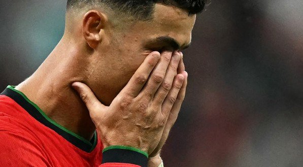 Cristiano Ronaldo cai no choro após perder pênalti na Eurocopa
