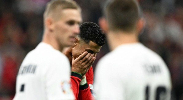 Cristiano Ronaldo cai no choro após perder pênalti na Eurocopa
