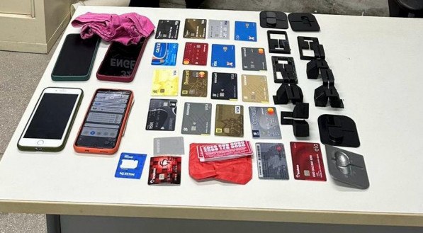 Cartões de banco, celulares e dispositivos apreendidos com o grupo criminoso