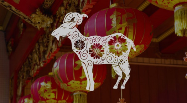Imagem ilustrativa de uma cabra com características da cultura chinesa, animal do mês de julho segundo Horóscopo Chinês