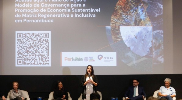 Raquel Lyra entrega plano de ação com guia prático para a transição sustentável em Pernambuco