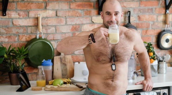 Imagem ilustrativa de homem tomando whey protein