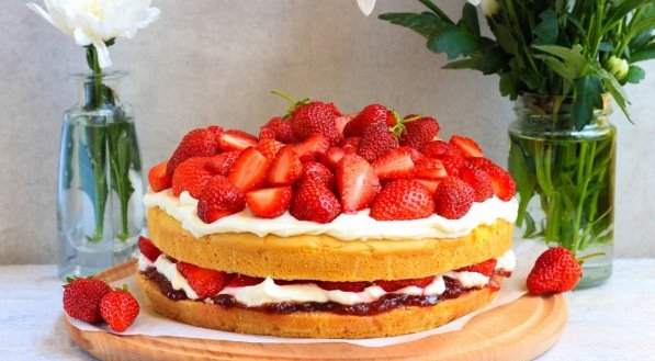 imagem ilustrativa de bolo de morango