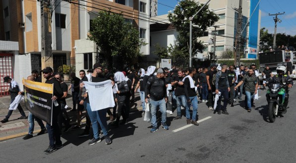 Aprovados no concurso da Polícia Penal de Pernambuco fazem protesto na avenida Conde da Boa Vista