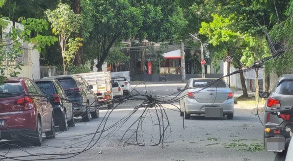 Fiação bloqueia via em Casa Forte