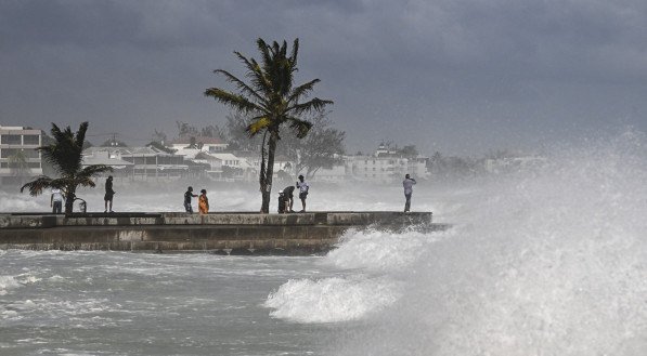 Furacão Beryl atinge categoria 5 no Caribe