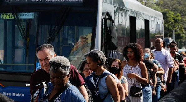 Imagem ilustra passageiros em fila de ônibus em São Paulo; greve afetará mais de 4 milhões de pessoas