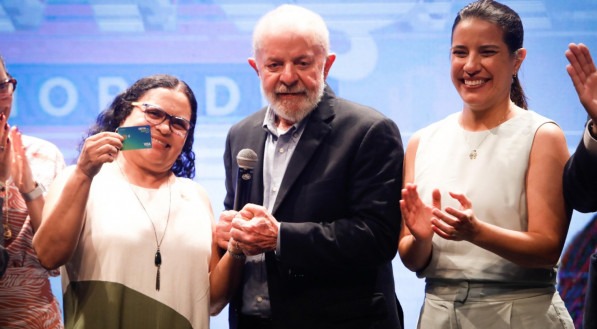 Lula entrega indenizações a donos de apartamentos em prédios-caixão em Pernambuco
