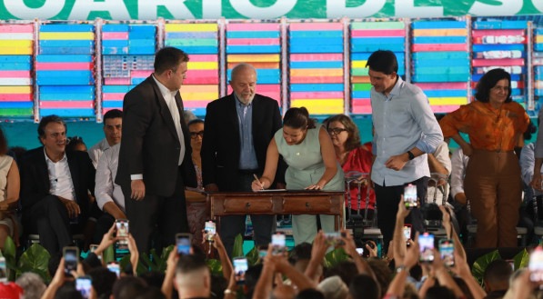 Raquel Lyra assina repasse de recursos para o Porto de Suape durante visita presidencial de Lula ao Recife