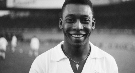 Imagem do Rei Pelé, na época em que jogava pelo Santos