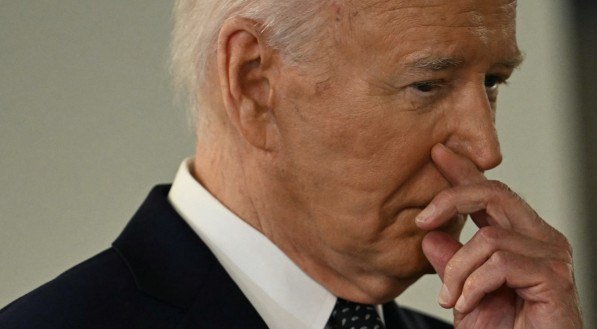 Apesar dos esfor&ccedil;os de Biden para salvar a campanha, o n&uacute;mero de democratas que pressiona pela sua desist&ecirc;ncia cresce a cada dia