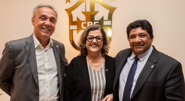 Encontro da senadora Teresa Leitão com Evandro Barros de Carvalho, presidente da Federação Pernambucana de Futebol, e Ednaldo Rodrigues, presidente da CBF, em evento que confirmou a Arena Pernambuco como das sedes da Copa do Mundo de Futebol Feminino