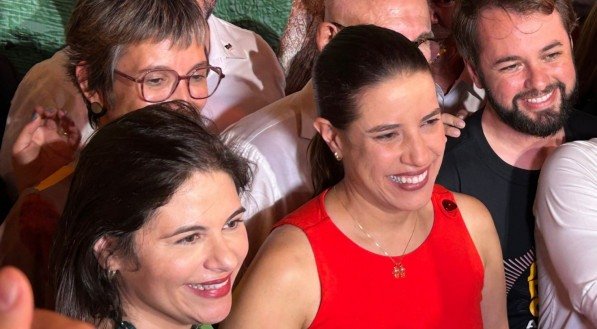 A governadora Raquel Lyra, a vice Priscila Krause e o diretor da ADEPE André Teixeira Filho na abertura da Fenearte