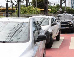 Ciclofaixa vira estacionamento de carros na Praça da República, no Recife, num péssimo exemplo do poder público
