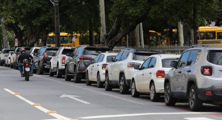 Ciclofaixa vira estacionamento de carros na Praça da República, no Recife, num péssimo exemplo do poder público