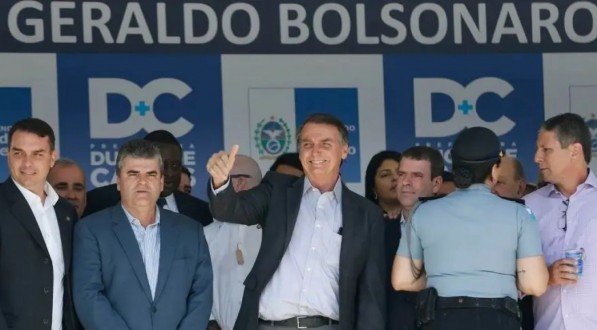 Jair Bolsonaro (PL) e Flávio Bolsonaro (PL-RJ) ao lado do ex-prefeito de Duque de Caxias (RJ), Washington Reis (MDB)