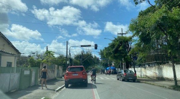 Pintura de ciclofaixa se apagando e desrespeito de veículos ao espaço