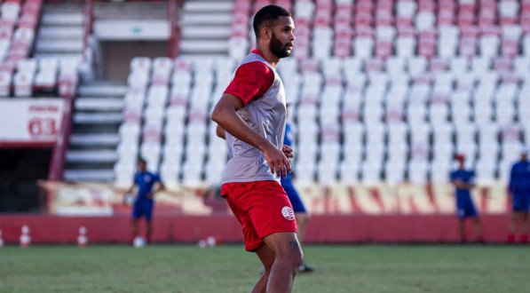 Imagem do zagueiro Islan no treino do Náutico