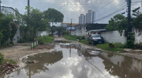 Via sem asfaltamento causa transtornos na Iputinga 