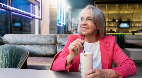 idosa tomando um shake