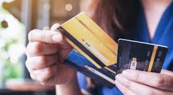 Alta do IOF vai encarecer viagens e compras internacionais em sites como Shopee e Shein