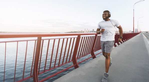 Homem realizando exercício de caminhada