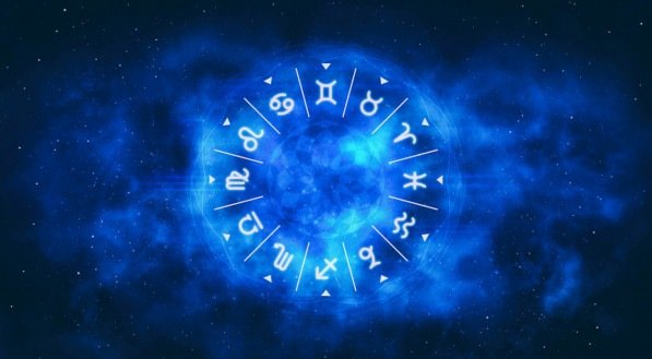 Roda astrológica azul com símbolos do zodíaco e céu estrelado noturno horóscopo.