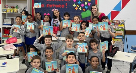 A escritora Maíra Gomes com leitores numa escola