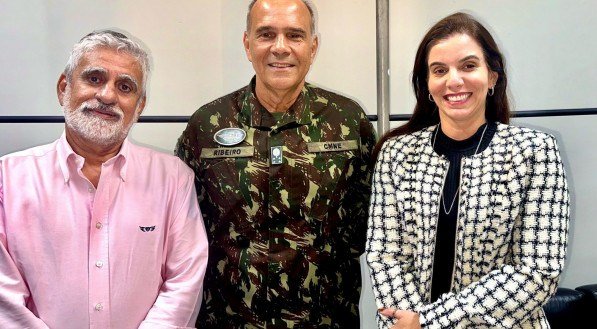 O general Maurílio Ribeiro, recebido na TV Jornal, por Fernando Castilho e Mirella Martins