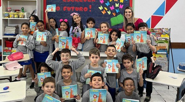 A escritora Maíra Gomes com leitores numa escola