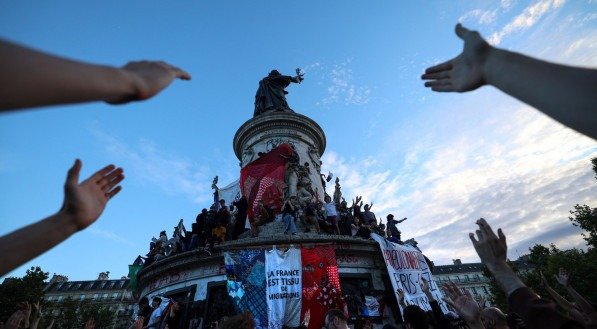 O Nouveau Front Populaire, frente da esquerda (em vermelho) e a frente da direita (em azul) cresceram