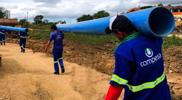 Compesa programa investimentos de R$ 400 milhoes epsecialmente na troca de tubulaçõe sda Região Metropolitana do Recife.