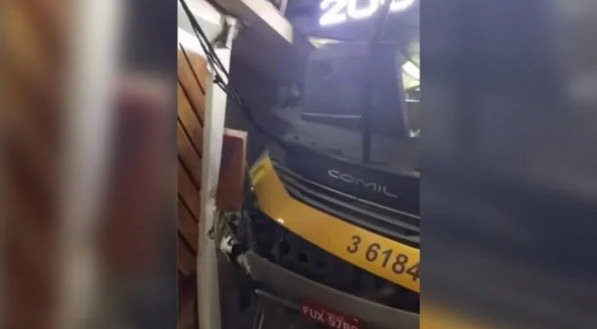 Motorista de ônibus é baleado por passageiro e morre durante viagem em São Paulo