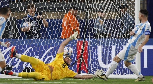 Atacante Lionel Messi faz segundo gol da vitória da Argentina sobre o Canadá, na Copa América