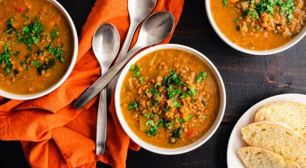 Pratos com sopa de lentilha com legumes