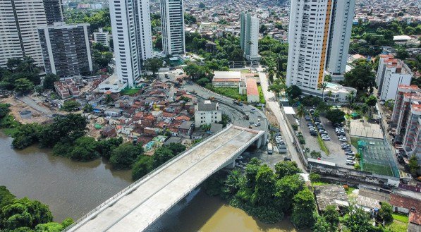 Vereador denunciou que gest&atilde;o prorrogou em 180 dias a conclus&atilde;o do sistema vi&aacute;rio do projeto, mas PCR alega que a prorroga&ccedil;&atilde;o foi para a realiza&ccedil;&atilde;o de servi&ccedil;os remanescentes do vi&aacute;rio complementar nas duas margens e que eles n&atilde;o v&atilde;o impedir a inaugura&ccedil;&atilde;o da ponte ou sua utiliza&ccedil;&atilde;o
