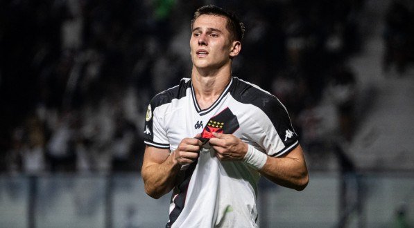 Imagem de Guilherme Estrella mostrando o distintivo do Vasco
