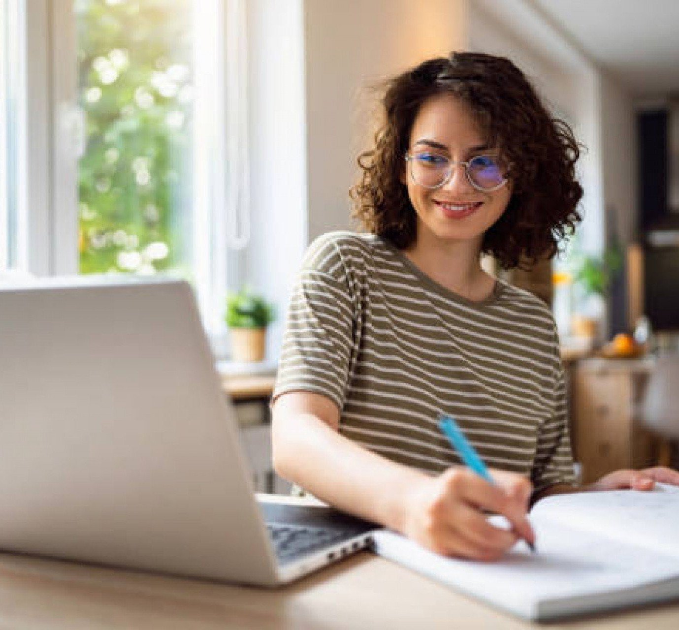 Imagem ilustra mulher estudando em frente a computador; vagas do SESI-PE incluem a modalidade EAD, de Ensino À Distância